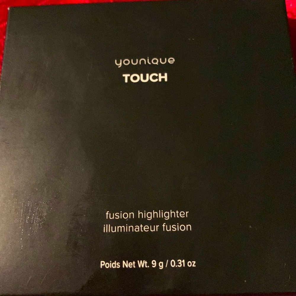 Younique highlighter